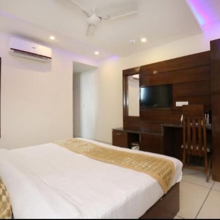 Hotel Silver Palm Zirakpur Exterior photo