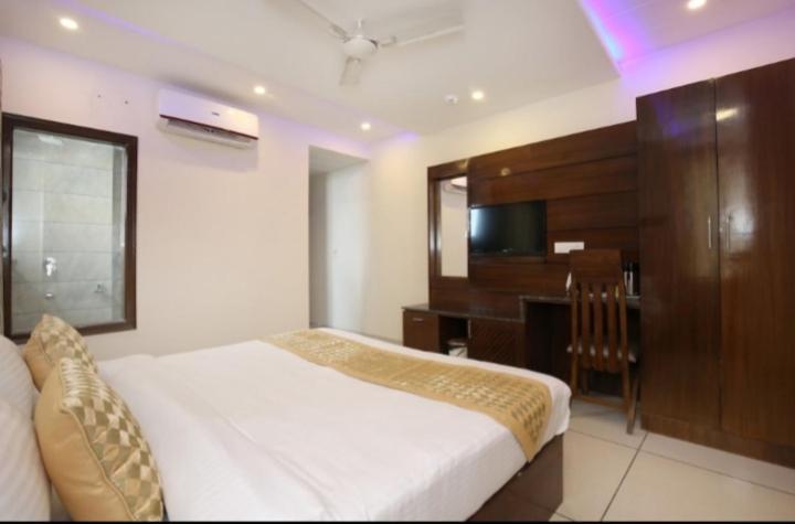 Hotel Silver Palm Zirakpur Exterior photo