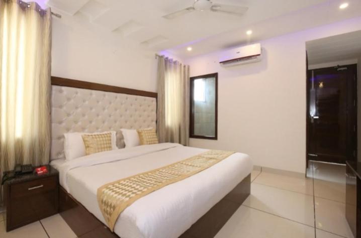 Hotel Silver Palm Zirakpur Exterior photo