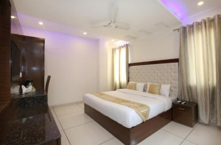 Hotel Silver Palm Zirakpur Exterior photo